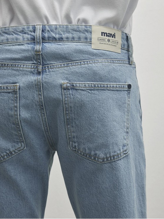 Мужские джинсы Mavi tapered, світло-сині средней посадки