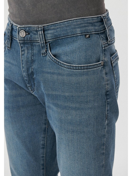 Мужские джинсы Mavi с средней посадкой и завуженным фасоном в синем цвете