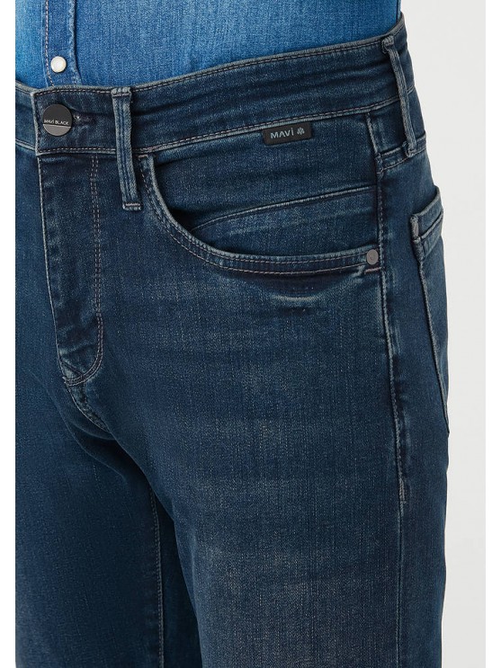 Мужские джинсы Mavi средней посадки, завуженные, синего цвета.
