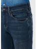 Мужские джинсы Mavi средней посадки, завуженные, синего цвета.