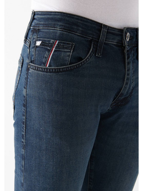 Мужские джинсы Mavi синего цвета и завуженным фасоном