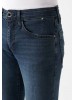 Мужские джинсы Mavi синего цвета и завуженным фасоном