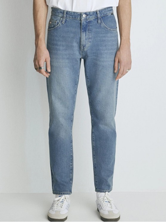 Мужские джинсы Mavi tapered, блакитного цвета средней посадки