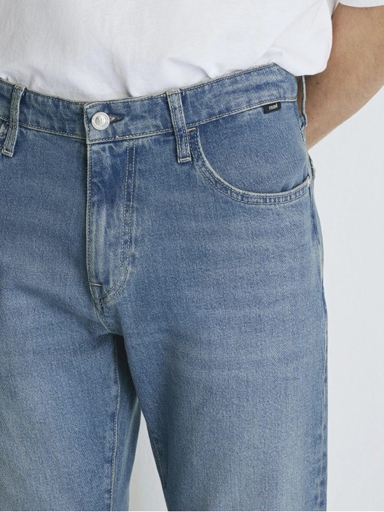Мужские джинсы Mavi tapered, блакитного цвета средней посадки