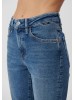 Жіночі джинси Mavi високої посадки та фасону mom, синього кольору.