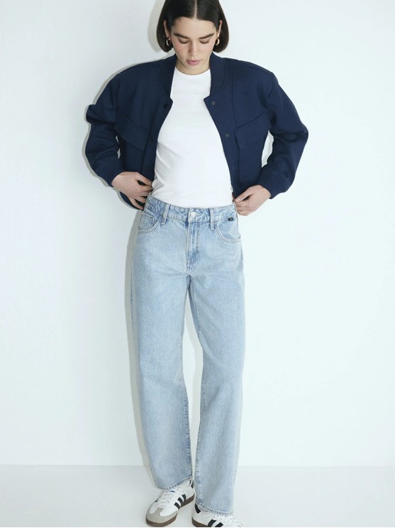 Женские джинсы Mavi светло-синего цвета, с высокой посадкой и багги фасоном.