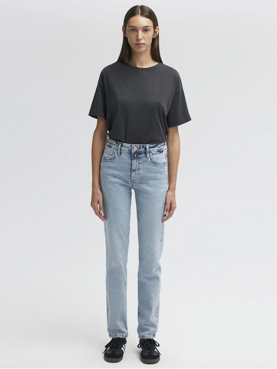 Get stylish in Mavi's high-rise mom jeans for women
