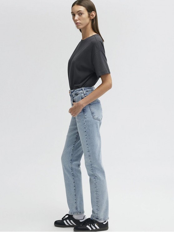 Женские джинсы Mavi, блакитного цвета с высокой посадкой и фасоном момент