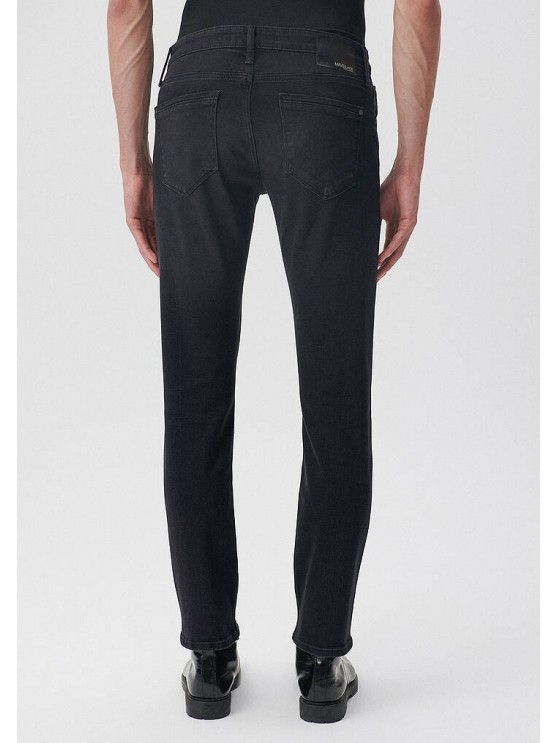 Мужские джинсы Mavi чёрного цвета средней посадки и завуженного фасона