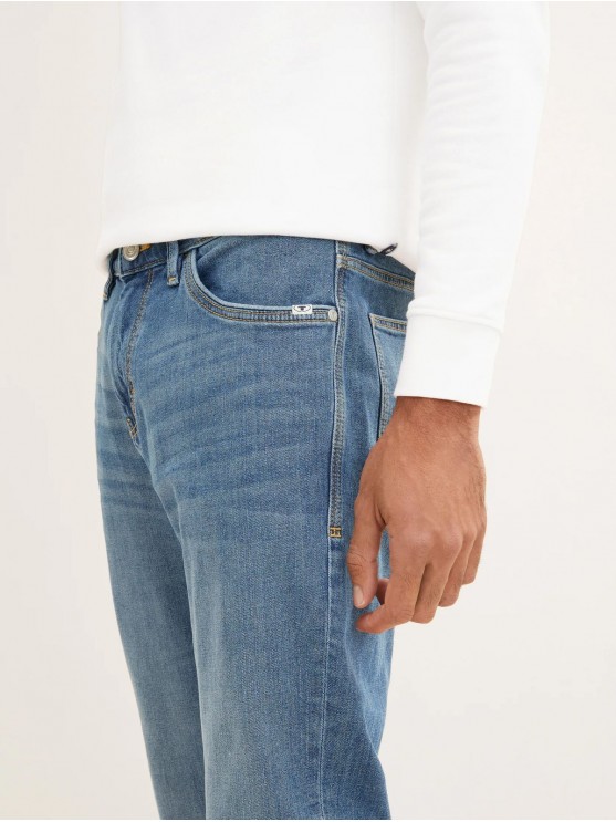 Мужские джинсы Tom Tailor: блакитного цвета, средняя посадка и прямой фасон.