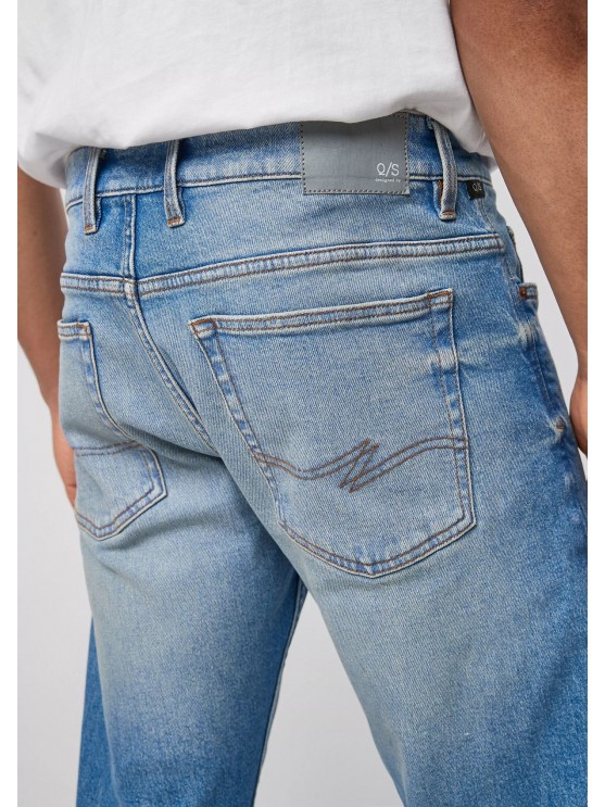 Мужские джинсы s.Oliver, цвет блакитный, посадка середняя, фасон завуженный.