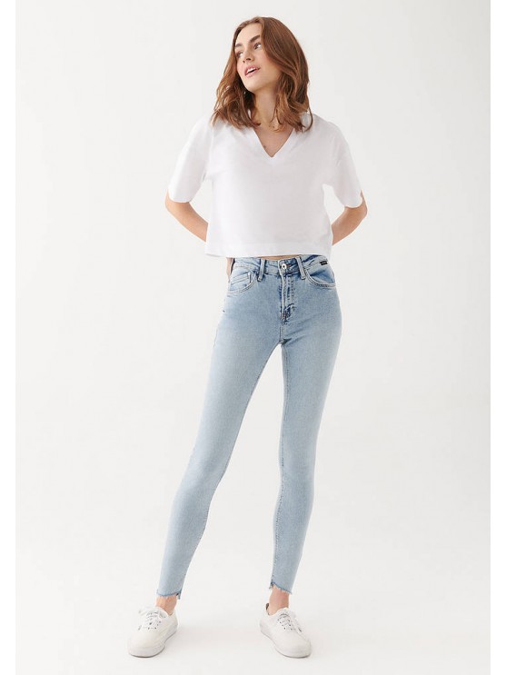Stay stylish in Mavi's high-rise skinny jeans for women