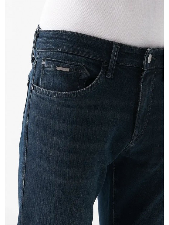 Чоловічі джинси Mavi синього кольору з середньою посадкою та завуженими штанинами
