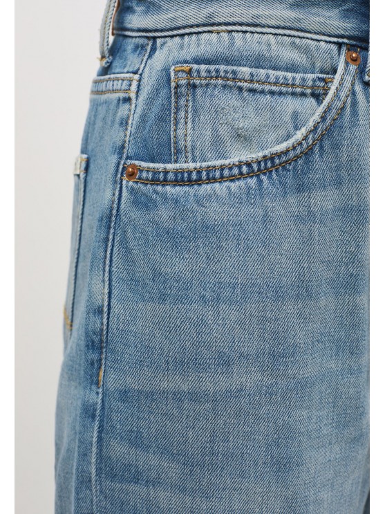 Прямі рвані джинси високої посадки блакитного кольору від бренду Mustang для жінок.