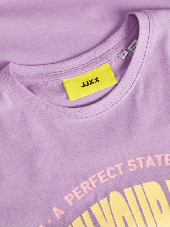 Лиловая футболка с принтом от бренда JJXX для женщин