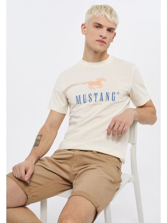 Чоловічі футболки з принтом від Mustang у бежевому кольорі