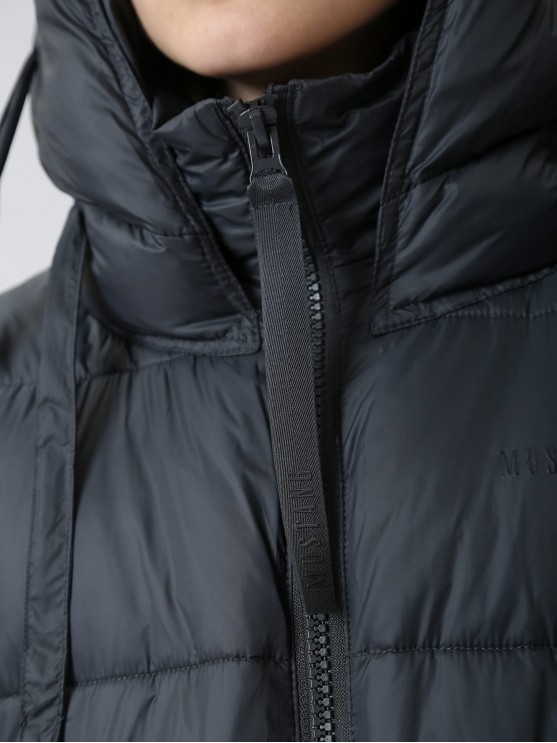Жіноча зимова куртка від Mustang: сірі відтінки для стильного образу