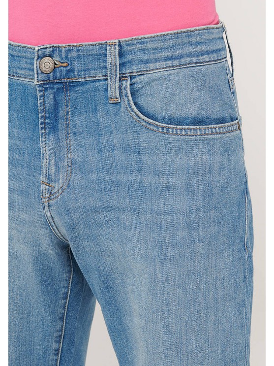Чоловічі джинсові шорти від бренду Mavi у блакитному кольорі.