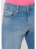 Чоловічі джинсові шорти від бренду Mavi у блакитному кольорі.