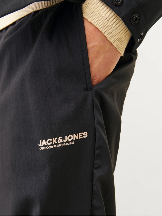 Чоловічі джогери Jack Jones в чорному кольорі з завуженим фасоном.