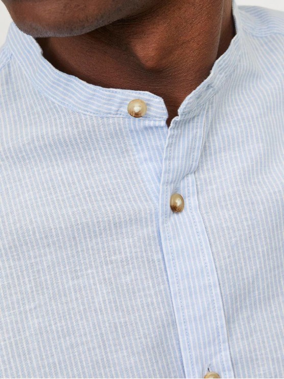 Чоловіча лляна сорочка від Jack Jones, світло-синього кольору з довгим рукавом.