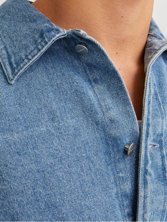 Чоловіча джинсова сорочка блакитного кольору від Jack Jones з довгим рукавом