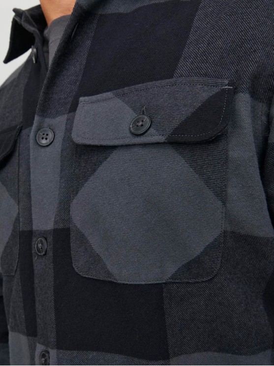 Мужская куртка-сорочка Jack Jones с длинными рукавами и серым цветом.